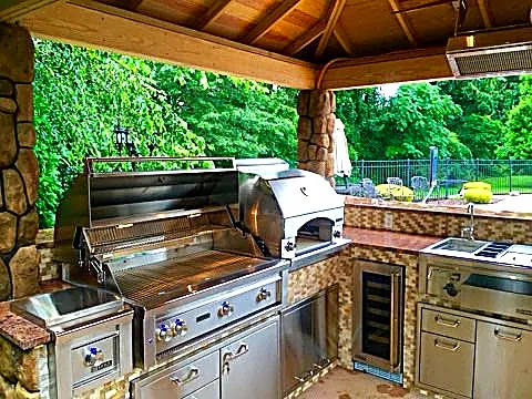 Hand-carved GFRC outdoor kitchen under a covered patio in Dallas Texas