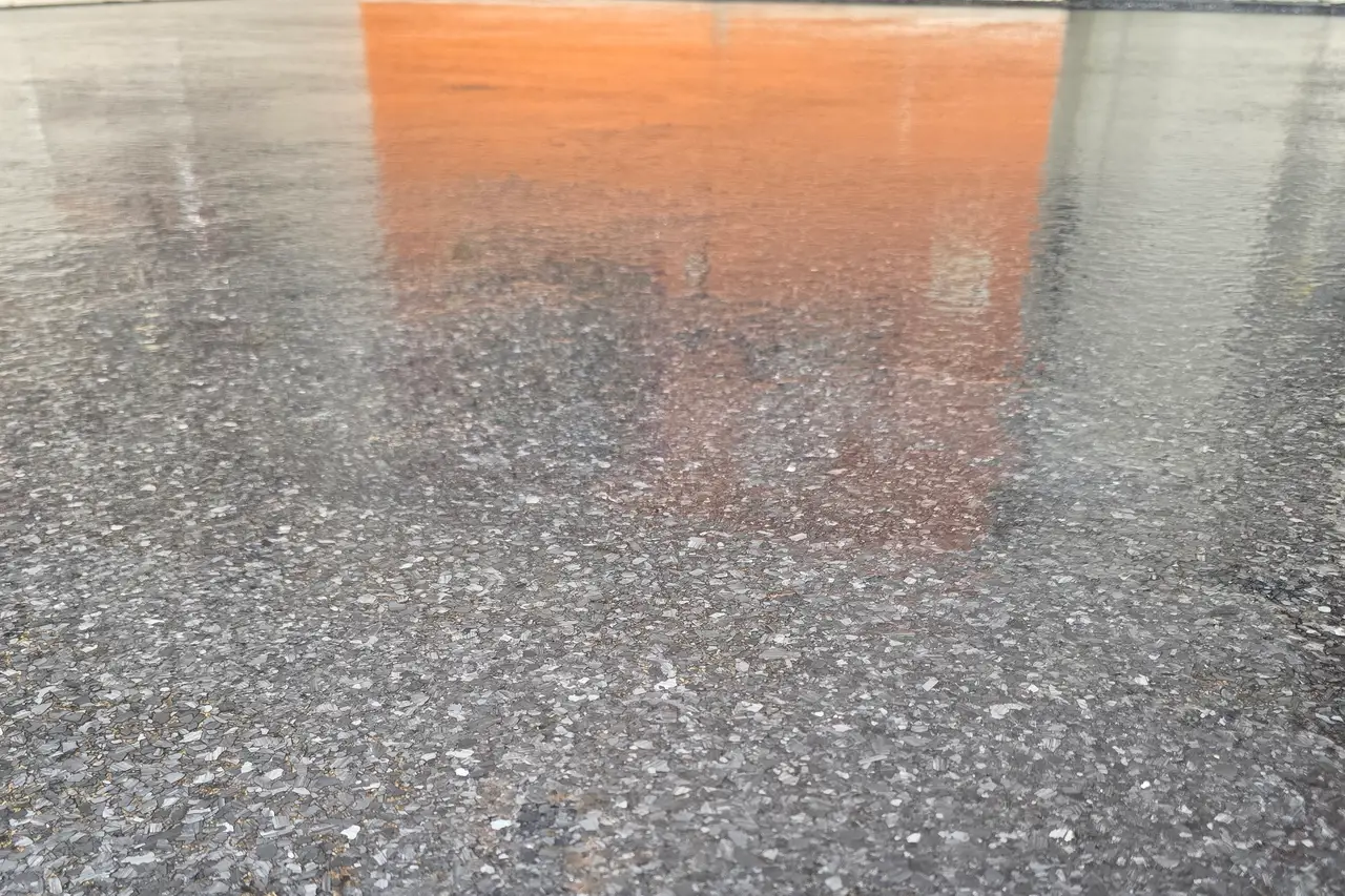 Charcoal flake garage floor coating with a gloss topcoat in Keller TX